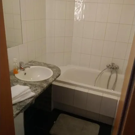 Krone בית הארחה Ubersaxen