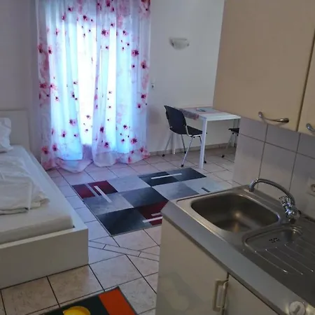 Krone בית הארחה Ubersaxen